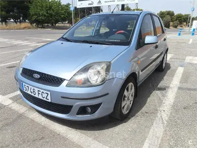 Usado Ford Fiesta 80 CV (58 kW) 2006 Azul Utilitario