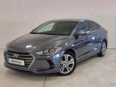 Usado Hyundai Elantra Style 136 CV (100 kW) 2017 Gris / plata Berlina