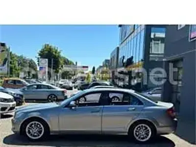 Usado Mercedes 200 75 CV (55 kW) 1993 Gris / plata Familiar
