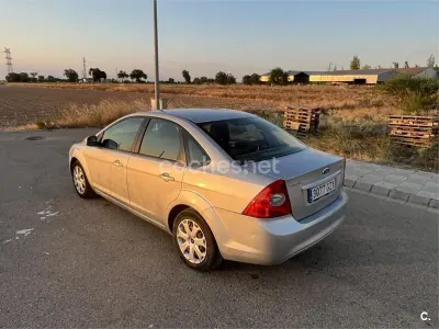 Usado Ford Focus Trend 109 CV (80 kW) 2010 Gris / plata Berlina