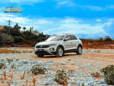 Usado VW T-Roc Life 150 CV (110 kW) 2023 Beige SUV