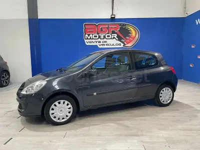 Usado Renault Clio II Authentique 75 CV (55 kW) 2007 Gris / plata Berlina