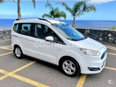Usado Ford Tourneo Courier Trend 100 CV (73 kW) 2018 Blanco Monovolumen
