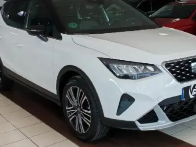 Usado Seat Arona Xperience 116 CV (85 kW) 2025 Blanco + techo negro midnight SUV