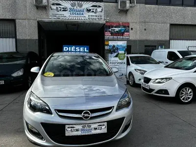 Usado Opel Astra Selective 110 CV (80 kW) 2014 Gris / plata Berlina