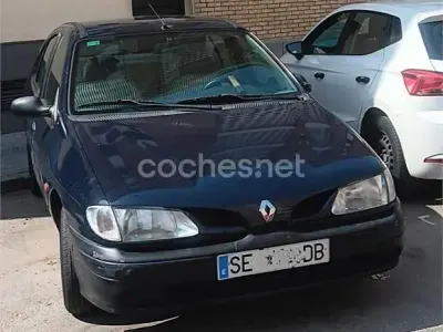 Usado Renault Mégane 75 CV (55 kW) 1997 Azul Berlina