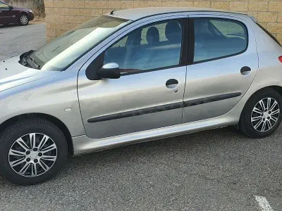 Usado Peugeot 206 75 CV (55 kW) 2001 Gris / plata Berlina