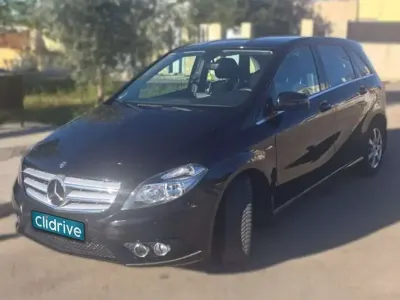 Usado Mercedes B180 122 CV (89 kW) 2012 Negro Utilitario