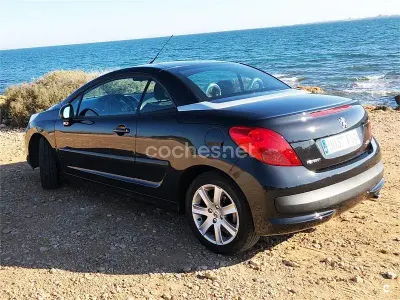 Usado Peugeot 207 CC 110 CV (80 kW) 2007 Negro Descapotable