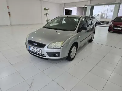 Usado Ford Focus Trend 101 CV (74 kW) 2005 Plateado Utilitario