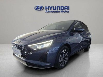 Usado Hyundai i20 100 CV (73 kW) 2025 Azul (tapicería negra) Utilitario
