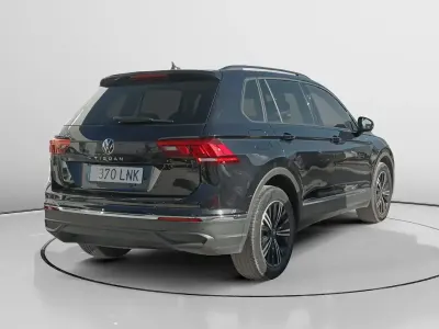 Käytetty VW Tiguan Life 150 HP (110 kW) 2021 Musta Katumaasturi