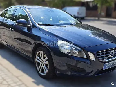 Usado Volvo S60 Momentum 136 CV (100 kW) 2011 Azul Berlina