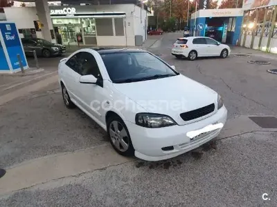 Używany Opel Astra Edition 125 KM (91 kW) 2005 Biały Coupe