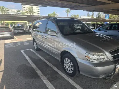 Usado Kia Carnival LX 144 CV (105 kW) 2004 Gris / plata Monovolumen
