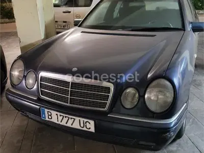 Usado Mercedes E200 Elegance 136 CV (100 kW) 1998 Azul Berlina
