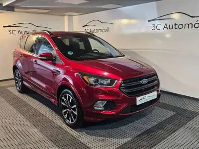 Usado Ford Kuga ST-Line 150 CV (110 kW) 2017 Burdeos SUV