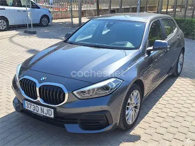 Usado BMW 118 Comfort Edition 140 CV (102 kW) 2021 Gris / plata Berlina
