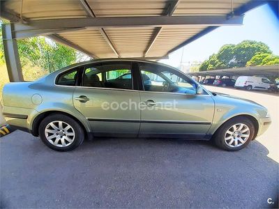 Verde Usado 2001 VW Passat Trendline Berlina | 5000 € (Caro)