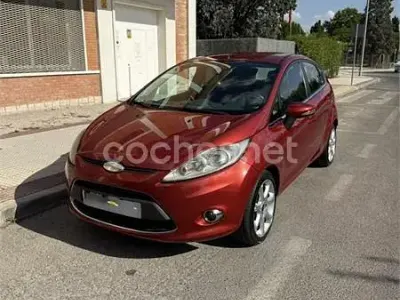 Usado Ford Fiesta Ghia 80 CV (58 kW) 2008 Rojo Utilitario