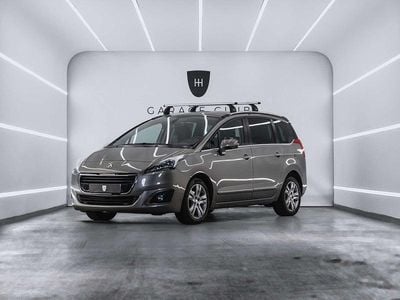Usado Peugeot 5008 Style 120 CV (88 kW) 2016 Gris / plata Monovolumen