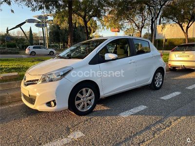 Usado Toyota Yaris Active 69 CV (50 kW) 2013 Blanco Berlina