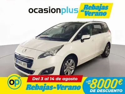 Usado Peugeot 5008 Allure 120 CV (88 kW) 2016 Blanco Monovolumen