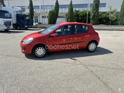 Usado Renault Clio II Privilege 85 CV (62 kW) 2008 Rojo Berlina