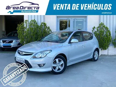 Usado Hyundai i30 Comfort 90 CV (66 kW) 2011 Gris / plata Berlina