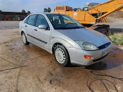 Usado Ford Focus Ghia 130 CV (95 kW) 1999 Gris / plata Berlina