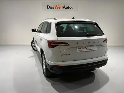 Usado Skoda Karoq Ambition 110 CV (80 kW) 2023 Blanco SUV