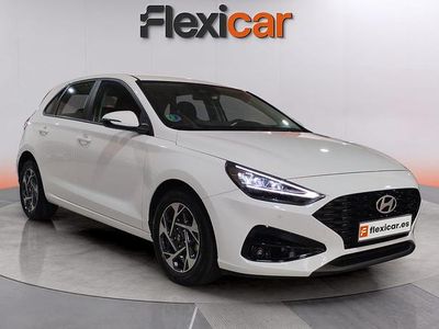 Usado Hyundai i30 121 CV (88 kW) 2024 Blanco Berlina