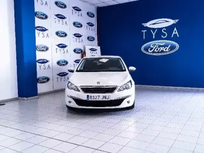 Używany Peugeot 308 Style 110 KM (80 kW) 2016 Biały Hatchback