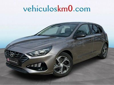 Usado Hyundai i30 120 CV (88 kW) 2022 Gris / plata Berlina