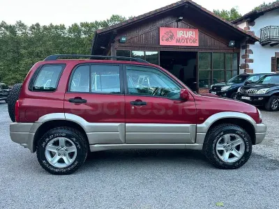 Usado Suzuki Grand Vitara 110 CV (80 kW) 2002 Granate SUV