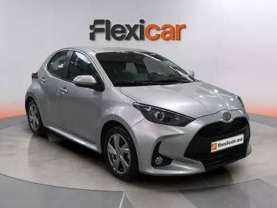 Usado Toyota Yaris Hybrid Active 116 CV (85 kW) 2025 Gris Berlina
