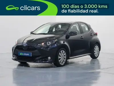Usado Toyota Yaris Hybrid Active 116 CV (85 kW) 2022 Negro Berlina