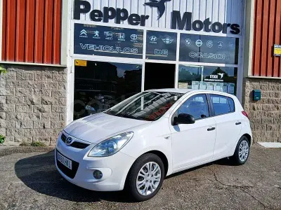 Begagnad Hyundai i20 Comfort 75 HK (55 kW) 2012 Vit Halvkombi