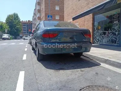 Usado Renault Mégane 65 CV (47 kW) 1997 Verde Berlina