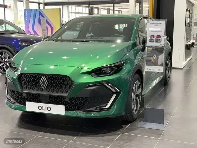Nuevo Renault Clio V Evolution 115 CV (84 kW) 2025 Verde Berlina