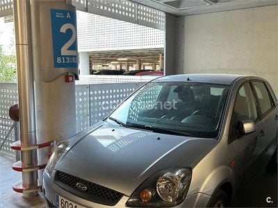 Usado Ford Fiesta Ghia 68 CV (50 kW) 2006 Azul Utilitario