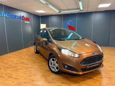 Usado Ford Fiesta 95 CV (69 kW) 2013 Naranja Berlina