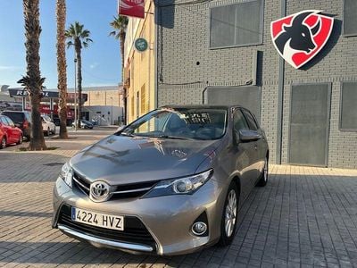 Usado Toyota Auris Advance 124 CV (91 kW) 2014 Gris / plata Berlina