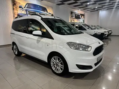 Usado Ford Tourneo Courier Titanium 100 CV (73 kW) 2017 Blanco Monovolumen