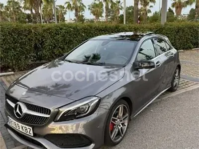 Usado Mercedes A180 AMG line 109 CV (80 kW) 2017 Gris / plata Utilitario