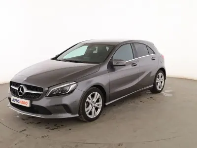 Usado Mercedes A180 Urban 110 CV (80 kW) 2017 Gris Utilitario