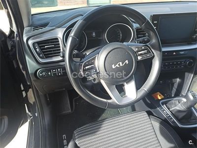 Usado Kia Ceed 100 CV (73 kW) 2022 Gris / plata Utilitario