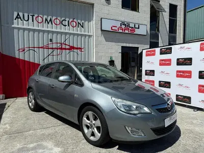 Usado Opel Astra Excellence 130 CV (95 kW) 2013 Gris / plata Berlina