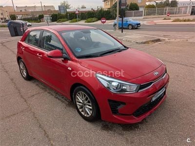 Usado Kia Rio 84 CV (61 kW) 2021 Rojo Berlina