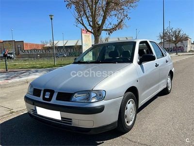 Usado Seat Cordoba 75 CV (55 kW) 2002 Gris / plata Berlina